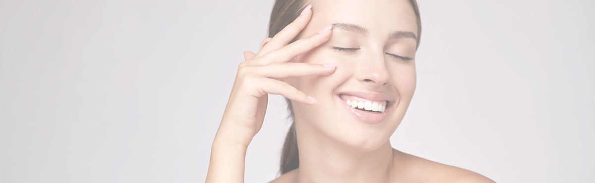 mujer de mediana edad que se encuentra feliz tras el tratamiento para mejorar la textura y calidad de la piel