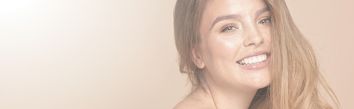 mujer que muestra los resultados tras la eliminación de cicatrices en la cara