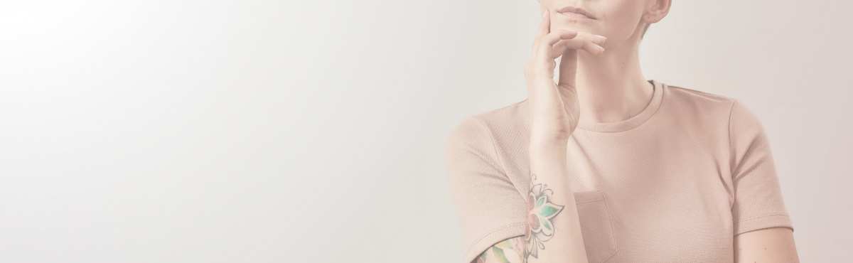 mujer enseña sus tatuajes antes de someterse al tratamiento de eliminación