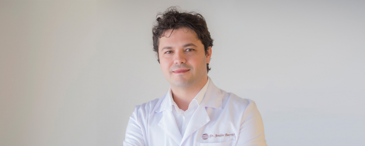 médico que ayuda en la simulación 3D
