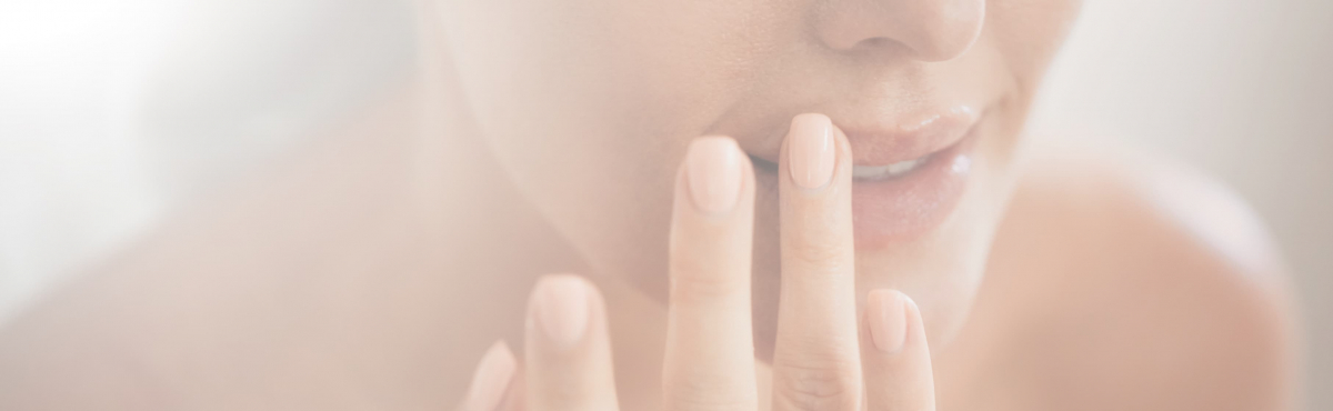 mujer que se toca los labios tras rejuvenecerselos