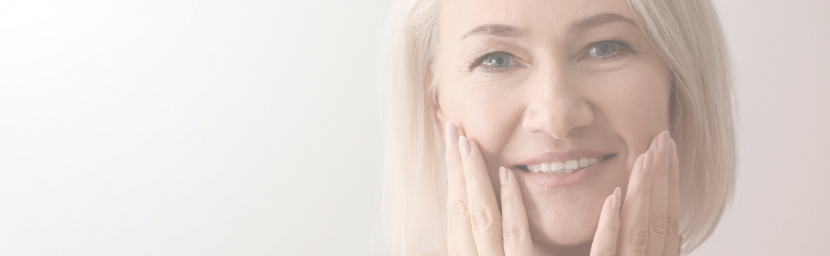 mujer de mediana edad que se encuentra feliz tras el tratamiento para las arrugas